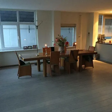 Spacious 2-bedroom Canal *