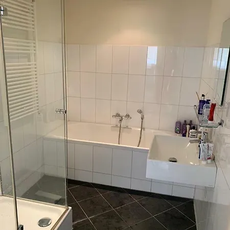 Spacious 2-bedroom Canal